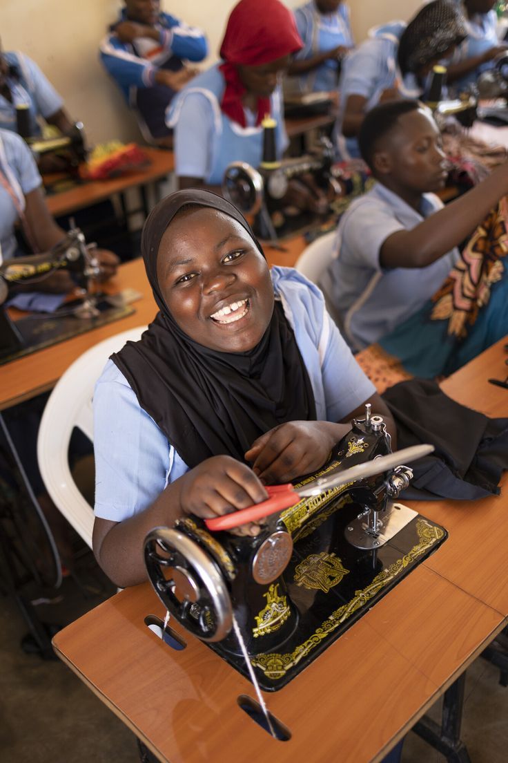 Jeune en formation professionnelle dans un atelier appuyé par UJADI
